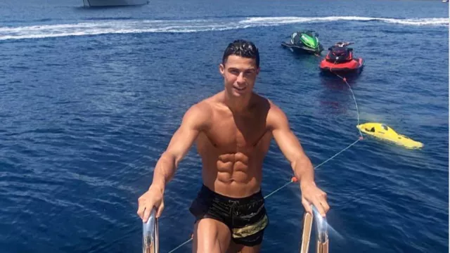 Perut Sixpack Cristiano Ronaldo Bikin Lemas, Simak 3 Caranya - GenPI.co