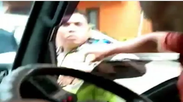 Viral, Seorang Polisi Tonjok Sopir Ambulans - GenPI.co