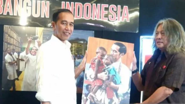 Foto Presiden Jokowi Gendong Anak Papua Sumpah Keren Banget - GenPI.co