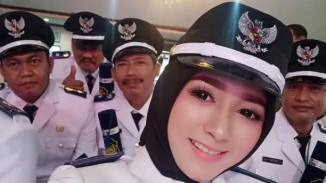 Pesona Angely Emitasari, Kepala Desa Cantik yang Masih Lajang - GenPI.co