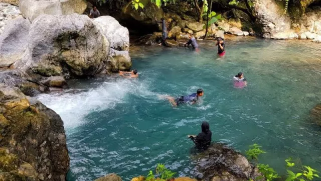 Beningnya Air Permandian Alam di Lubuak Paraku, Wisatawan 'Asyik' - GenPI.co Beningnya Air Permandian Alam di Lubuak Paraku, Wisatawan 'Asyik' - GenPI.co