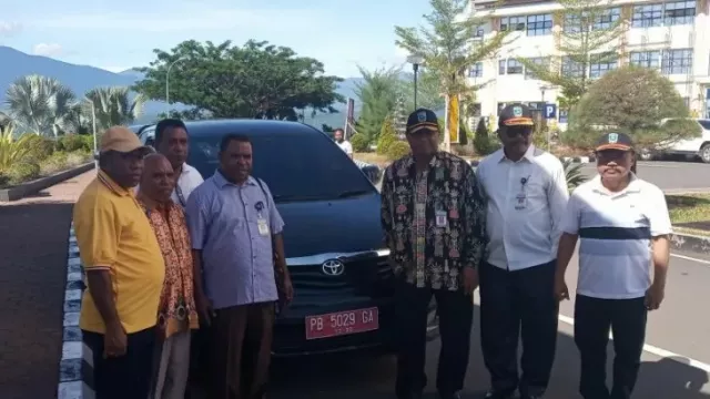 Mantan Ketua MRP Papua Barat Kembalikan Kendaraan Dinas - GenPI.co