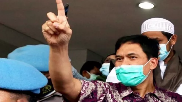 Amarah Munarman Eks FPI Meledak, Denny Siregar Tertawa Lebar - GenPI.co