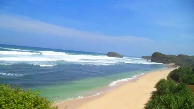 Pantai Watu Karung, Destinasi Indah dan Ekonomis di Pacitan - GenPI.co