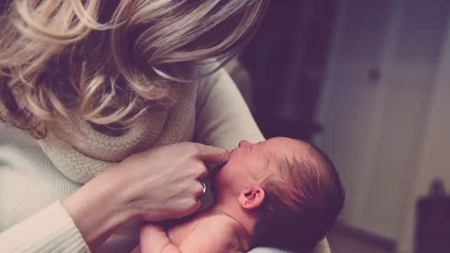 Hati-Hati Moms, Begini 3 Cara Tepat Menggendong Bayi Baru Lahir - GenPI.co