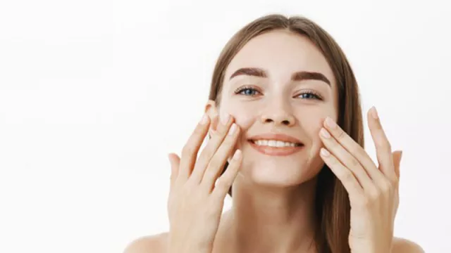 5 Skincare Ini Ampuh Hilangkan Bekas Jerawat, Cewek Wajib Punya! - GenPI.co