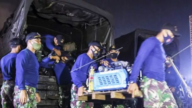 Cari Black Box Sriwijaya Air, TNI AL Kerahkan KRI Rigel 933 - GenPI.co
