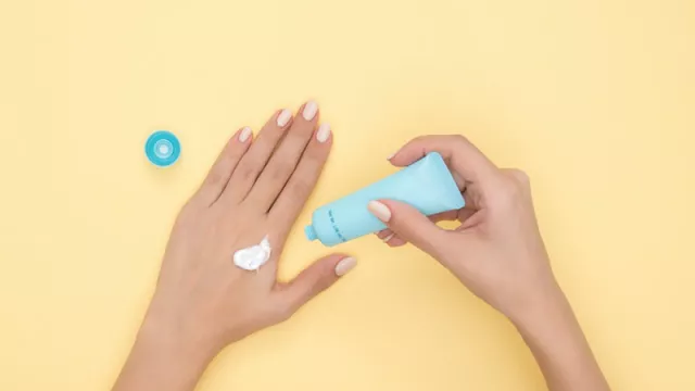 Pakai 3 Hand Cream Ini, Dijamin Pacar Betah Genggam Tangan Kamu! - GenPI.co