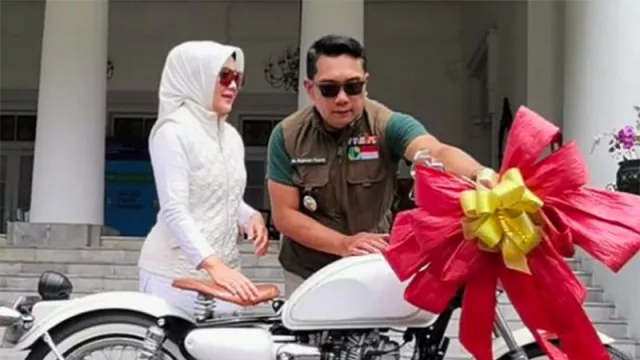 Rayakan Ultah Pernikahan, Ridwan Kamil & Istri Romantis Banget! - GenPI.co