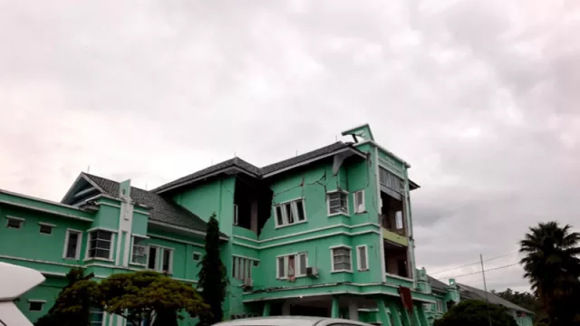 Dampak Gempa Sulbar, 3 Orang Meninggal & Sejumlah Bangunan Ambruk - GenPI.co
