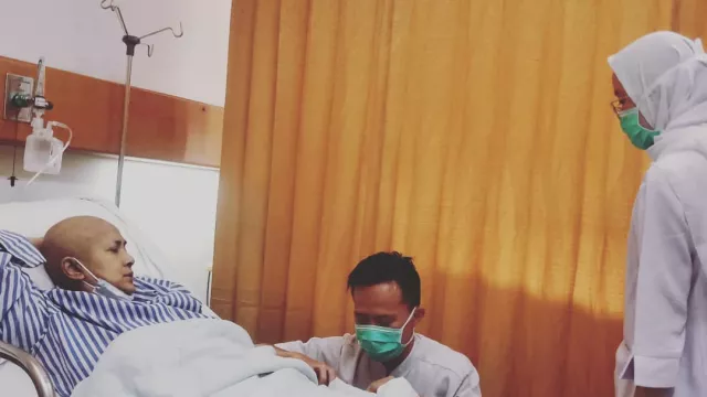 Kabar Terbaru Ria Irawan, Tangan dan Kaki Sulit Digerakkan - GenPI.co