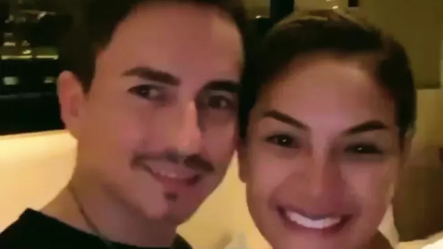 Liburan ke Bali, Jorge Lorenzo - Nikita Mirzani Pasang Pose Mesra - GenPI.co