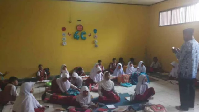 Ironis, Ratusan Pelajar SD dan SMP di Bekasi Belajar di Lantai - GenPI.co