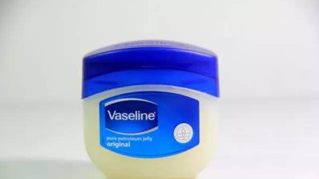 Vaseline Petroleum Jelly, Pelembap Kulit yang Serbaguna - GenPI.co