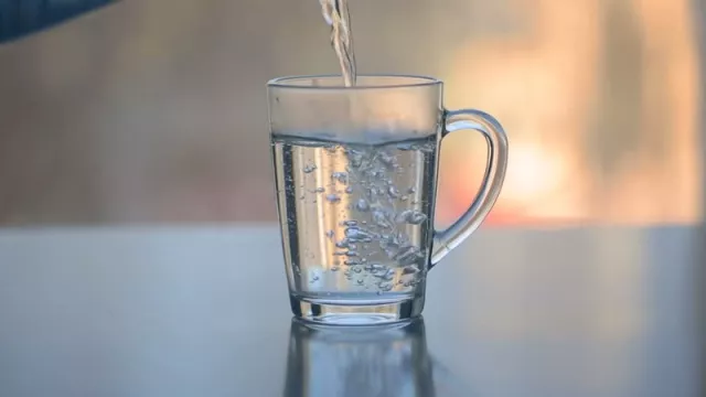 Minum Air Putih Hangat di Pagi Hari Bikin Awet Muda, Mau? - GenPI.co