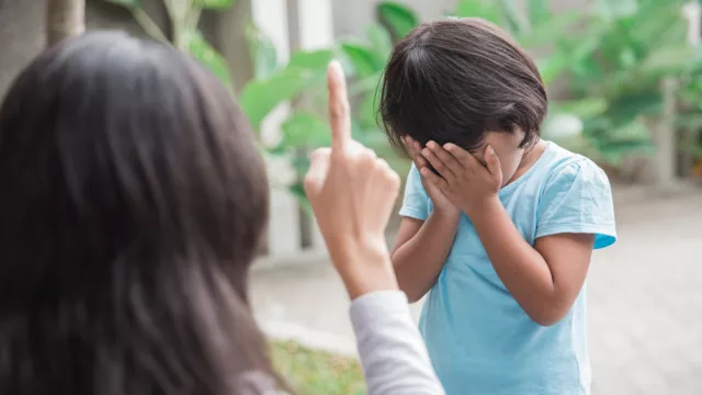 Orang Tua Harus Tahu, Begini Cara Terbaik untuk Mengkritik Anak - GenPI.co