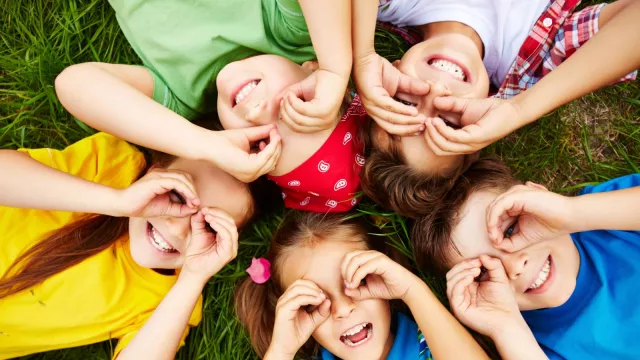 5 Dampak Positif Anak Bermain dengan Teman Sebayanya - GenPI.co