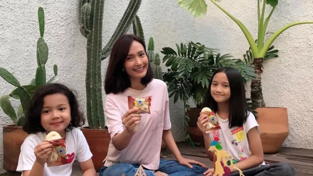 Anak Tumbuh Cerdas, Artika Sari Devi Beri Si Kecil Mainan Bekas - GenPI.co Anak Tumbuh Cerdas, Artika Sari Devi Beri Si Kecil Mainan Bekas - GenPI.co