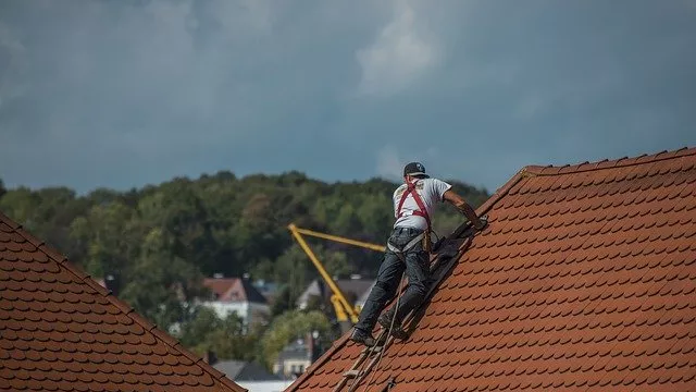 4 Cara Mudah Memperbaiki Atap Rumah yang Bocor - GenPI.co