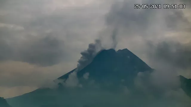 Erupsi, Awan Panas Merapi Meluncur 1 Kilometer - GenPI.co