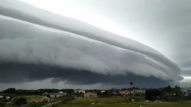 Ngeri! Masyarakat Aceh Heboh Muncul Awan Mirip Tsunami - GenPI.co