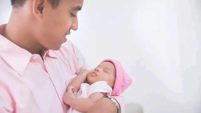 Tips Menjalin Ikatan Batin Ayah dan Bayi - GenPI.co