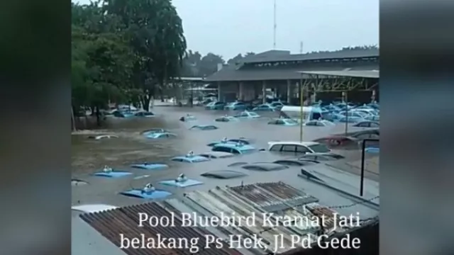 Banjir di Jakarta: Viral Foto Puluhan Taksi Blue Bird Tenggelam - GenPI.co