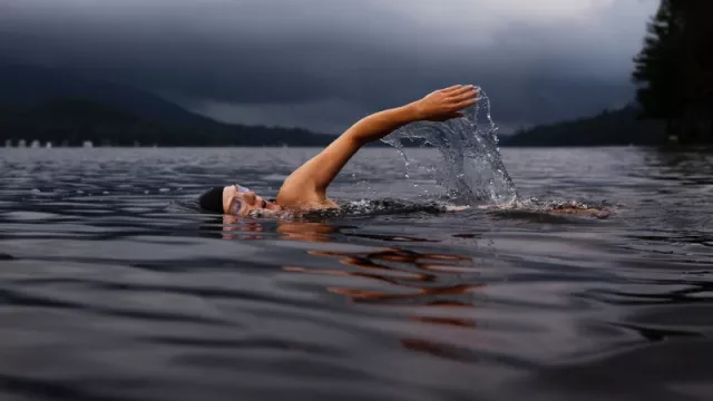 Bahayakah Makan Sebelum Berenang? - GenPI.co