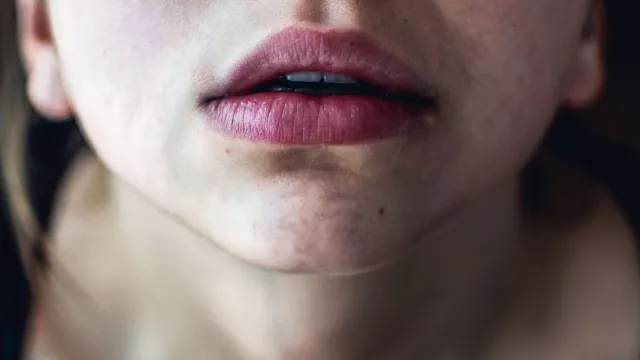 Waduh! 4 Kebiasaan Ini Perparah Bibir Kering - GenPI.co