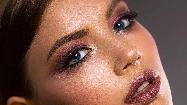 Tampak Elegan, 4 Warna Lipstik yang Tepat untuk Bibir Gelap - GenPI.co