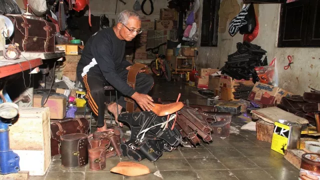 Mengintip Perajin Kulit Sepeda Kuno ala Sumadi Seng - GenPI.co