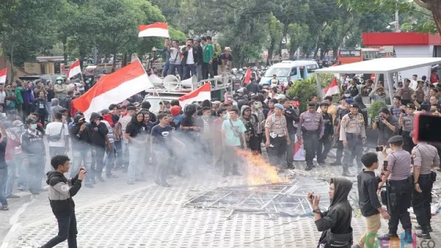 Demo di Kantor KPK Berakhir Bentrok - GenPI.co