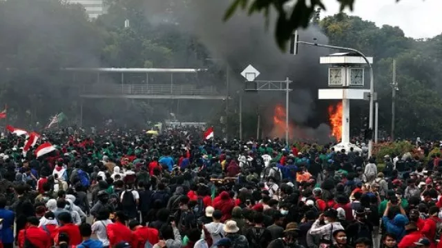 Isyarat Ada Tokoh Ingin Demo Tolak UU Cipta Kerja Rusuh  - GenPI.co