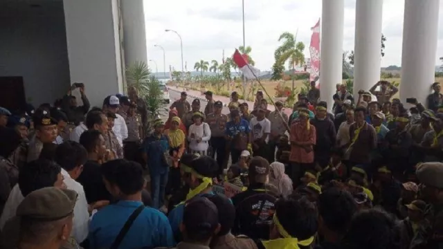 Ratusan Warga Demo Gubernur Kepri Tuntut Pemasangan Listrik - GenPI.co