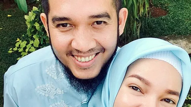 Tips Berpakaian Modis Sesuai Syar'i ala Dewi Sandra - GenPI.co