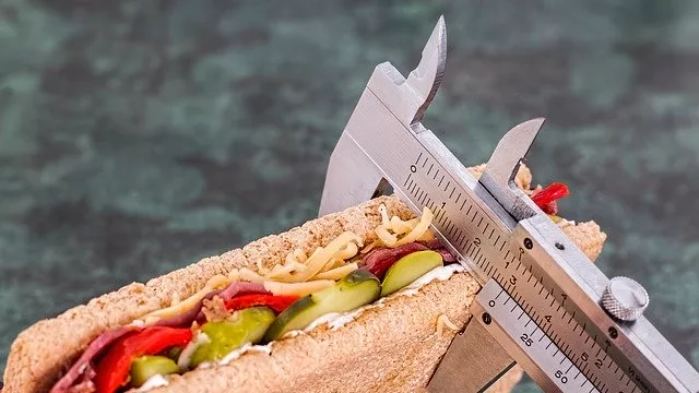 Makan Berlebihan, Ini 5 Tips Menjaga Berat Badan Selama Puasa - GenPI.co