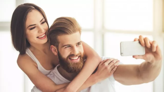 5 Alasan Pria Tak Suka Unggah Foto dengan Kekasih di Media Sosial - GenPI.co
