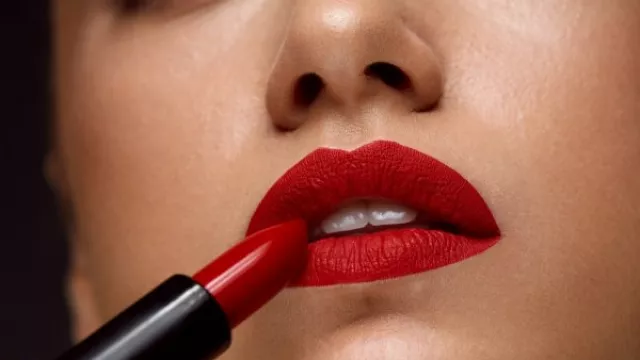 Warna Lipstik Tahan 24 Jam Tanpa Touch Up, Simak 6 Tips Ini - GenPI.co