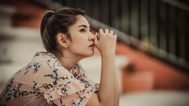 Gampang Merasakan Emosi? Begini Tips Mengelola Sifat Sensitif - GenPI.co