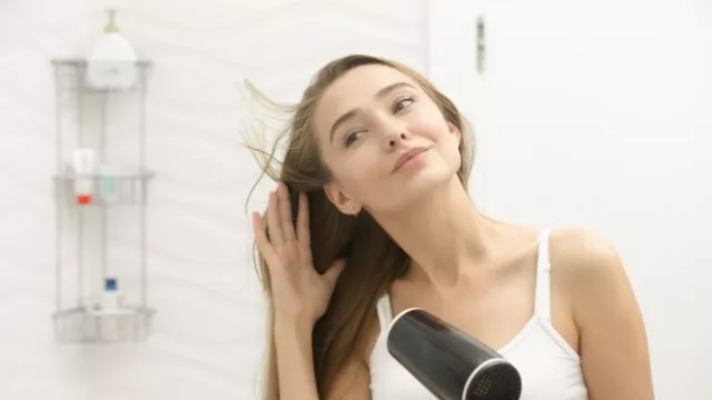 Rambut Bisa Rapuh, Hindari 4 Kesalahan Saat Menggunakan Hairdryer - GenPI.co