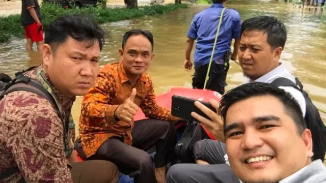 Luar Biasa... Hakim dan Jaksa KPK ke Pengadilan Naik Perahu Karet - GenPI.co