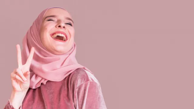 Selain Riasan, Jilbab Warna Ini Juga Bisa Buat Wajah Jadi Glowing - GenPI.co