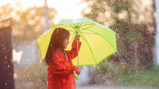 Mom, Jangan Larang Si Kecil Bermain Hujan, Simak 5 Manfaatnya! - GenPI.co
