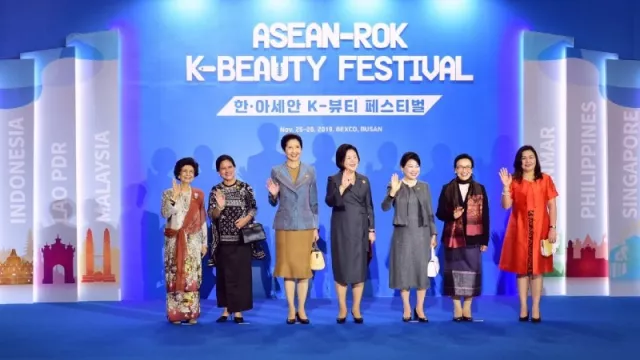 Ibu Negara Kunjungi K-Beauty Festival, Ingin Glowing, Bu? - GenPI.co