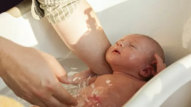 Jangan Takut Mom! Berikut 3 Tips Memandikan Bayi Baru Lahir - GenPI.co