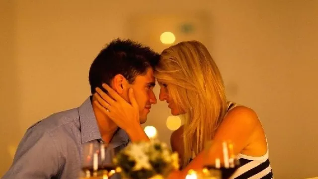 3 Cara Ampuh Ciptakan Suasana Makan Malam Romantis Di Rumah - GenPI.co