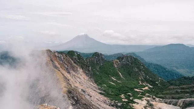 Kibarkan Merah Putih, Inilah 4 Gunung Paling Ekstrem Di Indonesia - GenPI.co