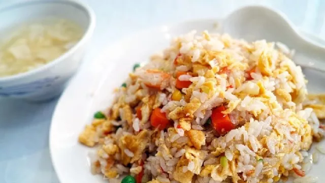 Awas! Ini Dampak Buruk Sering Makan Nasi Goreng - GenPI.co Awas! Ini Dampak Buruk Sering Makan Nasi Goreng - GenPI.co
