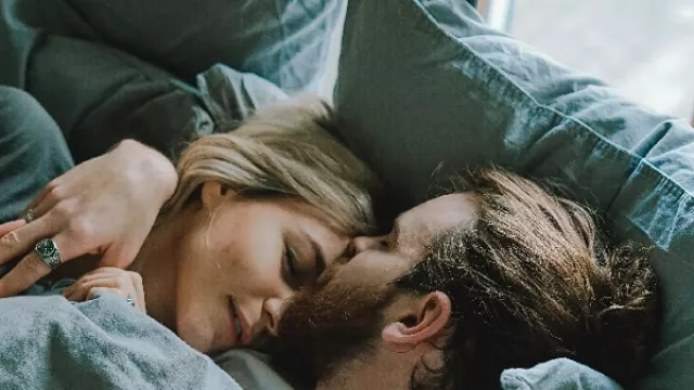 Wahai Para Istri, Ini 5 Manfaat Jika Suami Memeluk Saat Tidur - GenPI.co