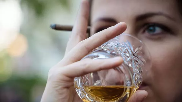 Hati-Hati, Sering Minum Alkohol Bisa Merusak Penampilan! - GenPI.co Hati-Hati, Sering Minum Alkohol Bisa Merusak Penampilan! - GenPI.co